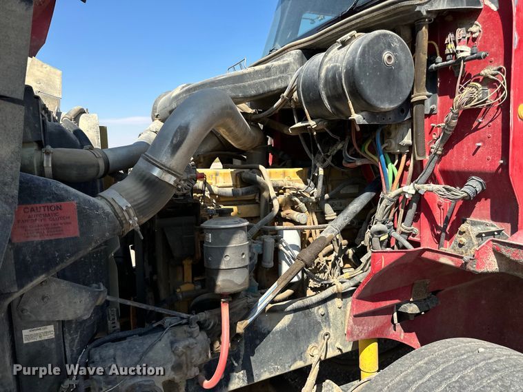 image for item DN0740 2003 International  9200i semi truck