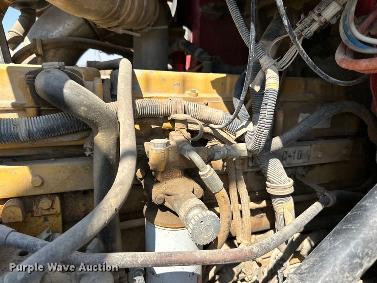 image for item DN0740 2003 International  9200i semi truck