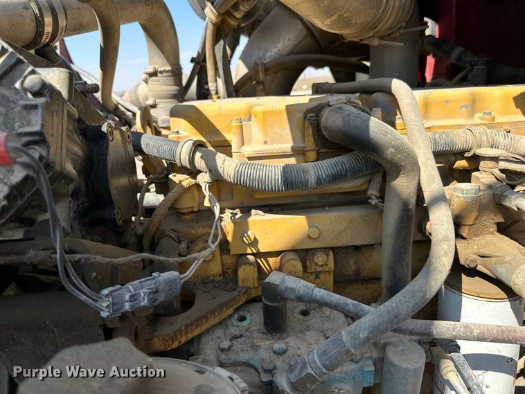 image for item DN0740 2003 International  9200i semi truck