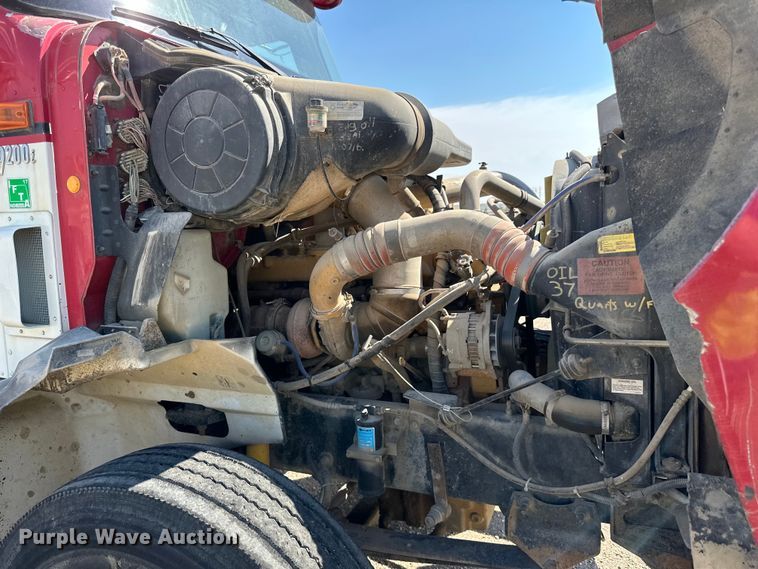 image for item DN0740 2003 International  9200i semi truck