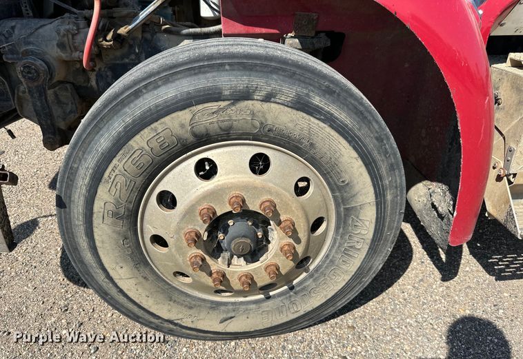 image for item DN0740 2003 International  9200i semi truck