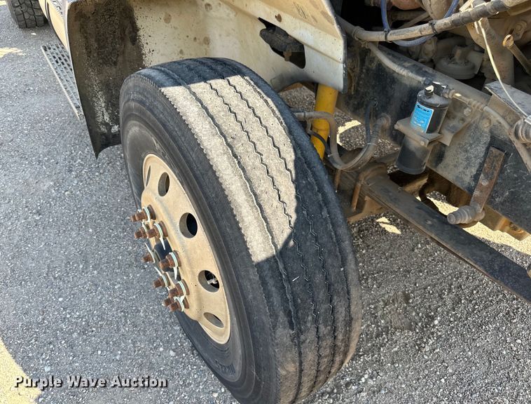 image for item DN0740 2003 International  9200i semi truck