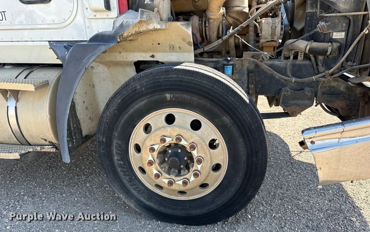 image for item DN0740 2003 International  9200i semi truck