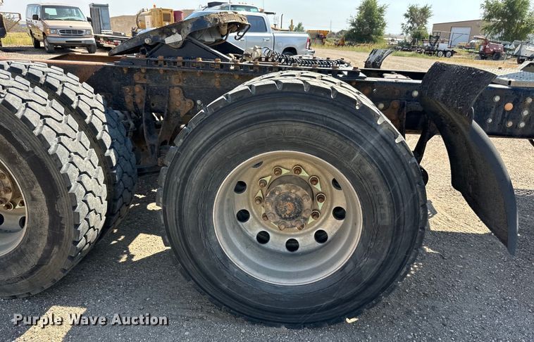 image for item DN0740 2003 International  9200i semi truck