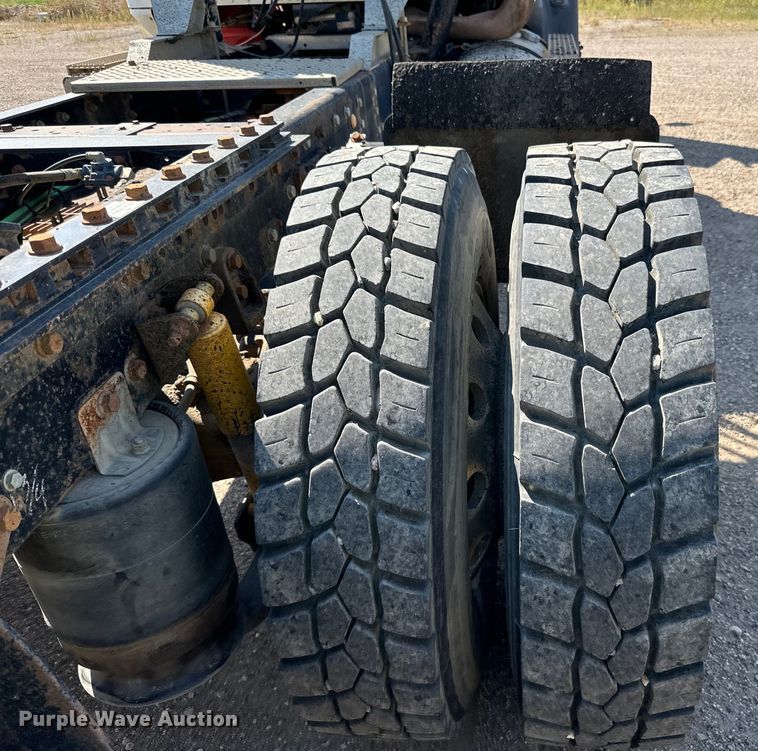 image for item DN0740 2003 International  9200i semi truck