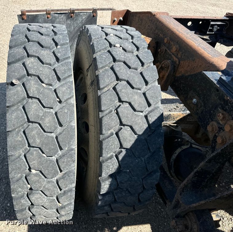 image for item DN0740 2003 International  9200i semi truck