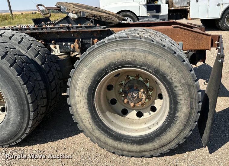 image for item DN0740 2003 International  9200i semi truck