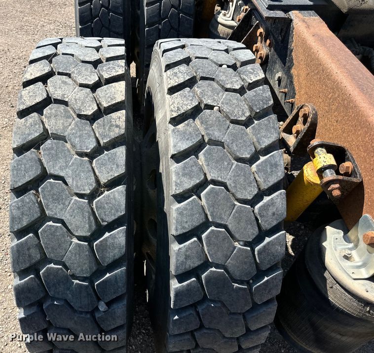 image for item DN0740 2003 International  9200i semi truck