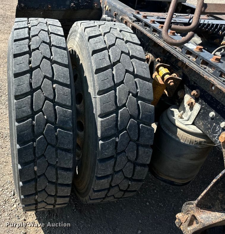 image for item DN0740 2003 International  9200i semi truck