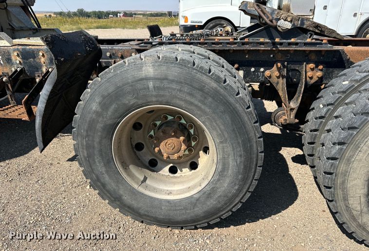 image for item DN0740 2003 International  9200i semi truck