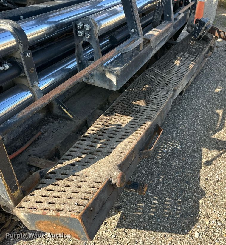 image for item DN0741 2011 Caterpillar  AP1055D paver