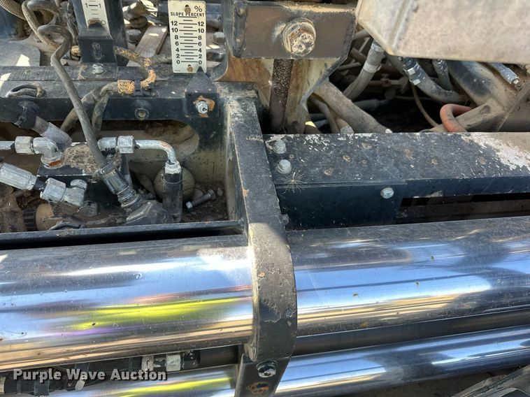 image for item DN0741 2011 Caterpillar  AP1055D paver