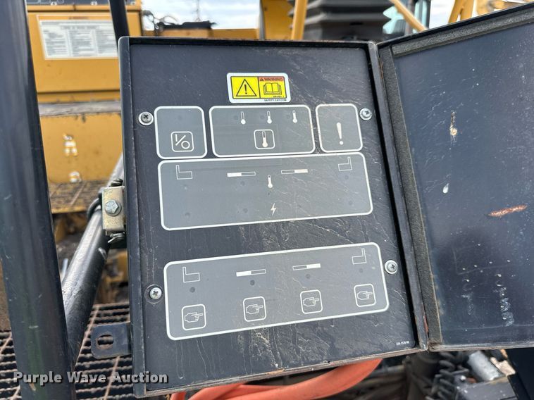 image for item DN0741 2011 Caterpillar  AP1055D paver