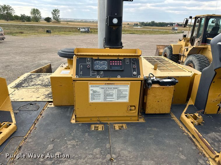 image for item DN0741 2011 Caterpillar  AP1055D paver