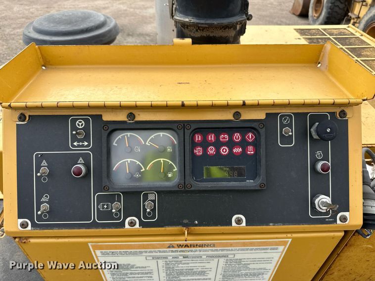 image for item DN0741 2011 Caterpillar  AP1055D paver