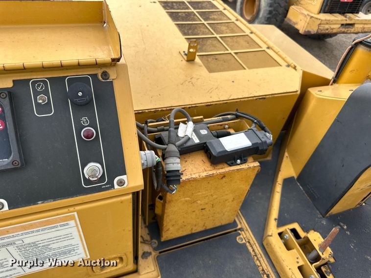 image for item DN0741 2011 Caterpillar  AP1055D paver