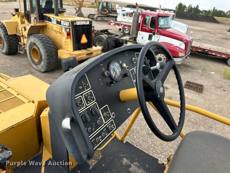 image for item DN0741 2011 Caterpillar  AP1055D paver