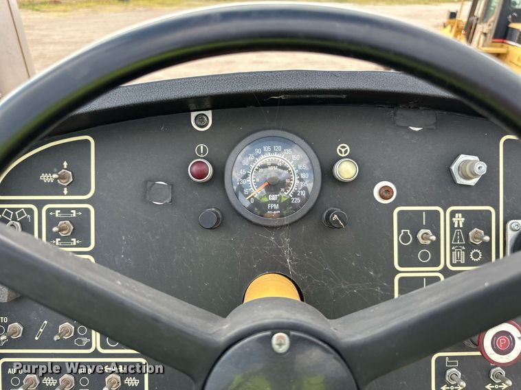 image for item DN0741 2011 Caterpillar  AP1055D paver