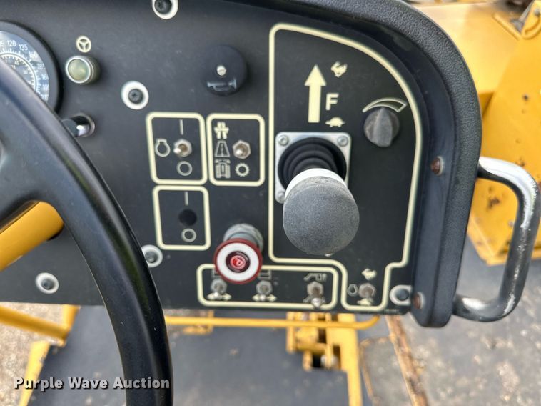 image for item DN0741 2011 Caterpillar  AP1055D paver