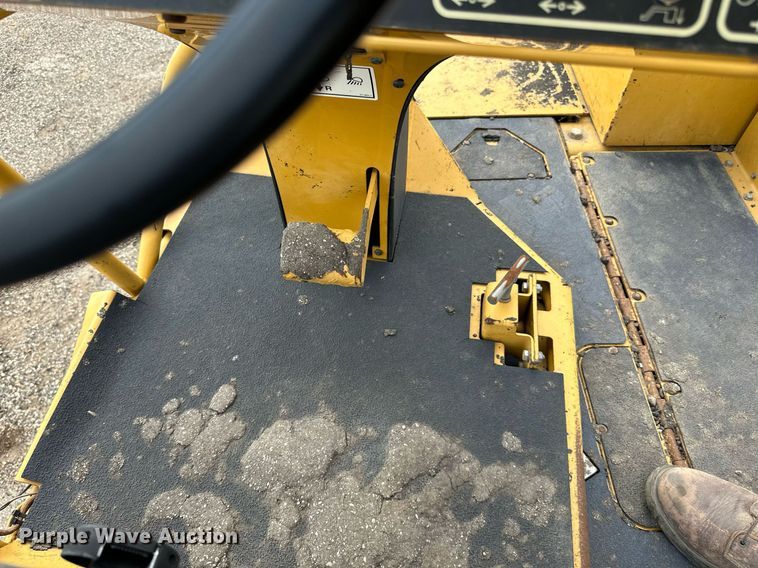 image for item DN0741 2011 Caterpillar  AP1055D paver