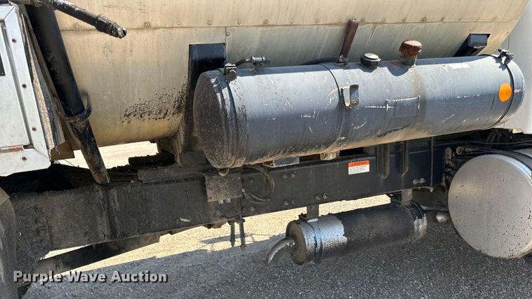 image for item DN0745 2005 Sterling  L7500 oil distributor truck