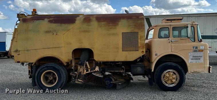 image for item DN0748 1988 Elgin street sweeper truck