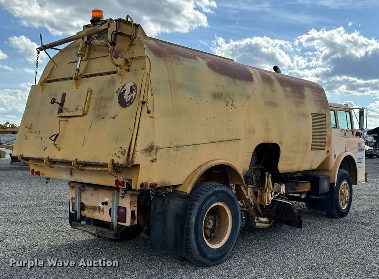 image for item DN0748 1988 Elgin street sweeper truck
