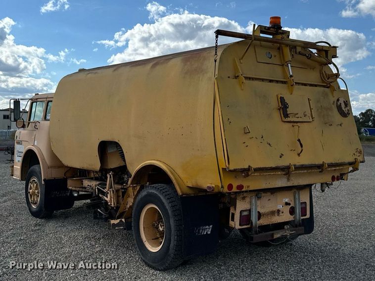 image for item DN0748 1988 Elgin street sweeper truck