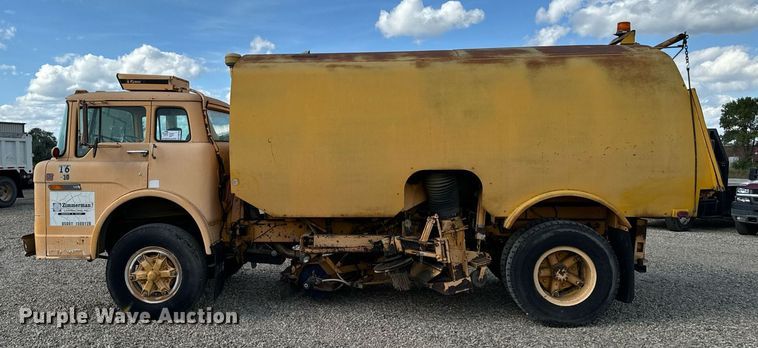 image for item DN0748 1988 Elgin street sweeper truck