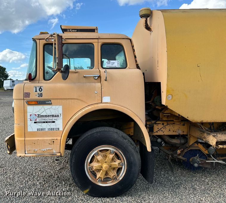 image for item DN0748 1988 Elgin street sweeper truck