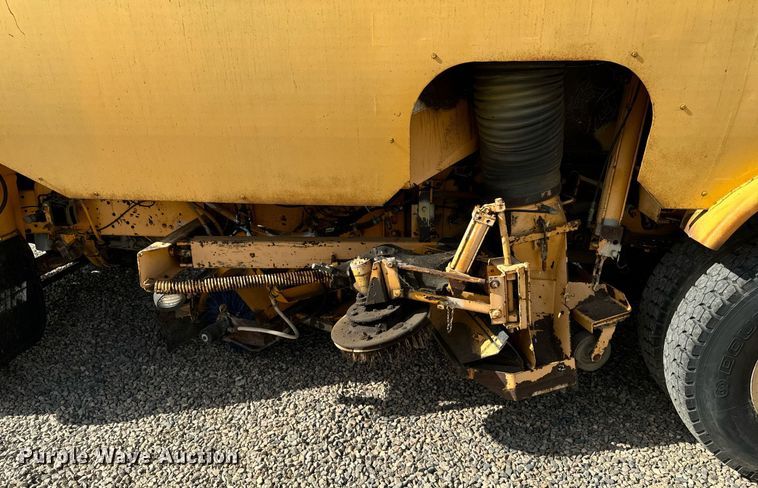 image for item DN0748 1988 Elgin street sweeper truck