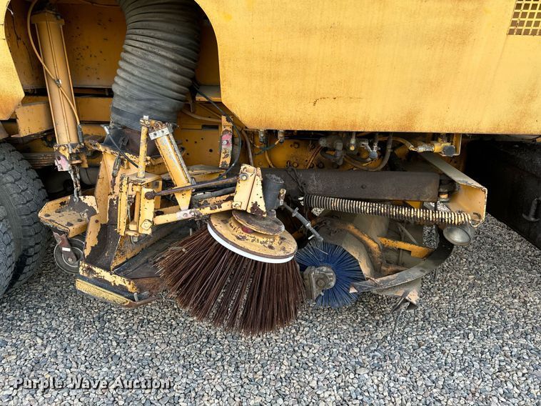 image for item DN0748 1988 Elgin street sweeper truck