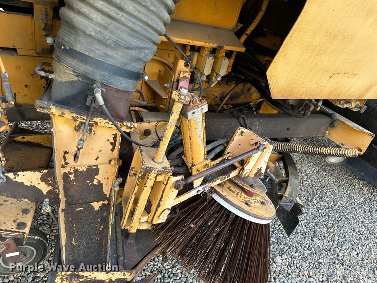 image for item DN0748 1988 Elgin street sweeper truck