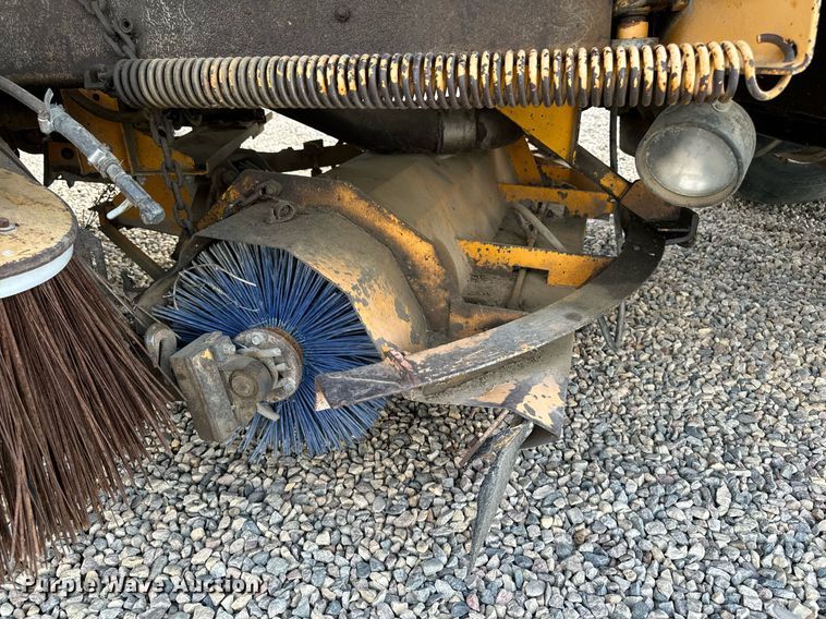 image for item DN0748 1988 Elgin street sweeper truck