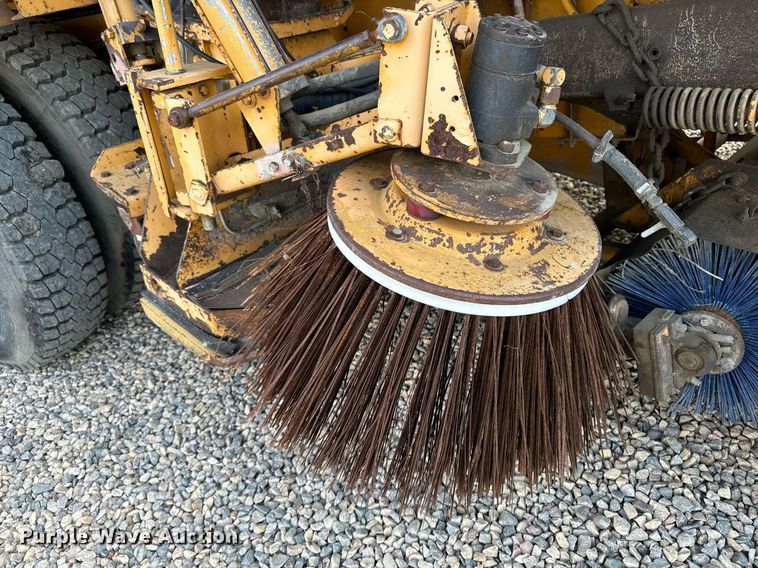 image for item DN0748 1988 Elgin street sweeper truck