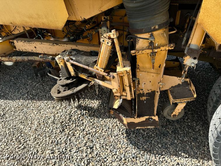 image for item DN0748 1988 Elgin street sweeper truck