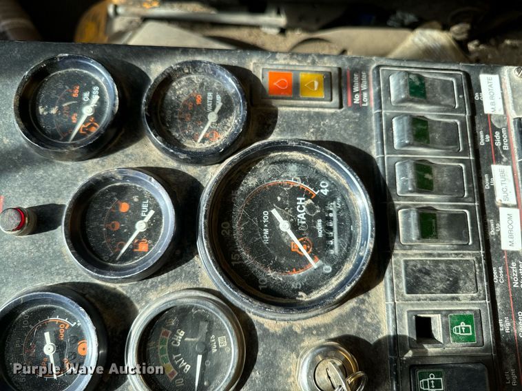 image for item DN0748 1988 Elgin street sweeper truck