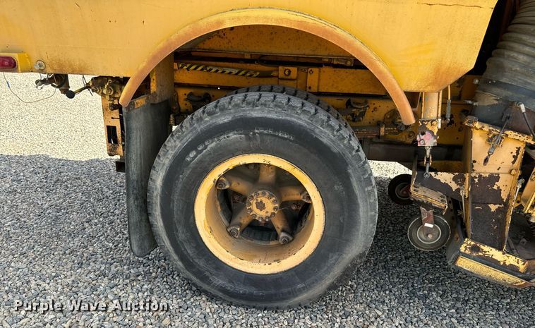 image for item DN0748 1988 Elgin street sweeper truck