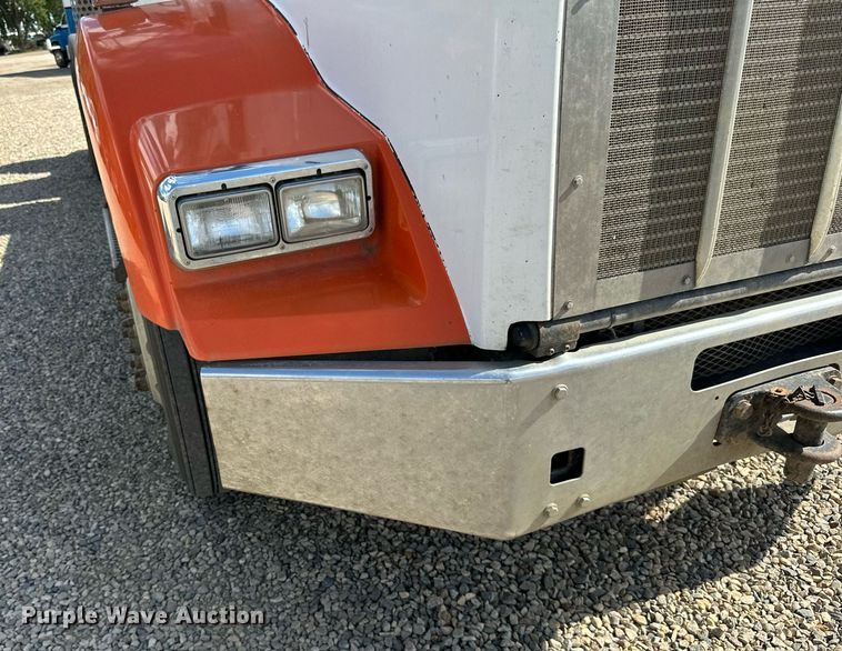 image for item DN0750 2009 Kenworth  T800 semi truck
