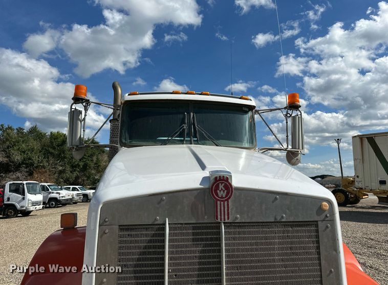 image for item DN0750 2009 Kenworth  T800 semi truck