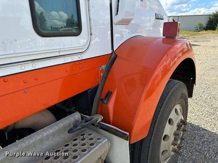 image for item DN0750 2009 Kenworth  T800 semi truck
