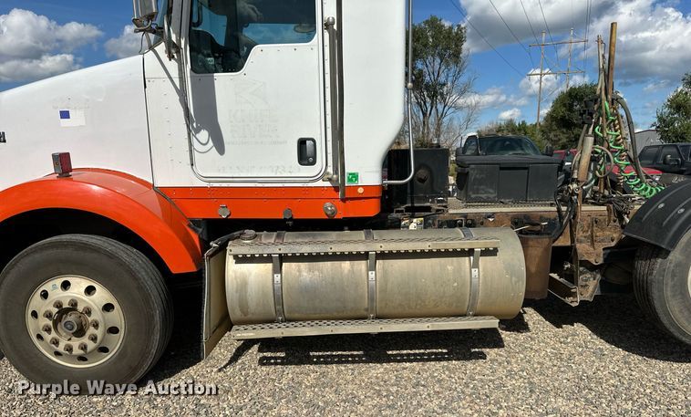 image for item DN0750 2009 Kenworth  T800 semi truck
