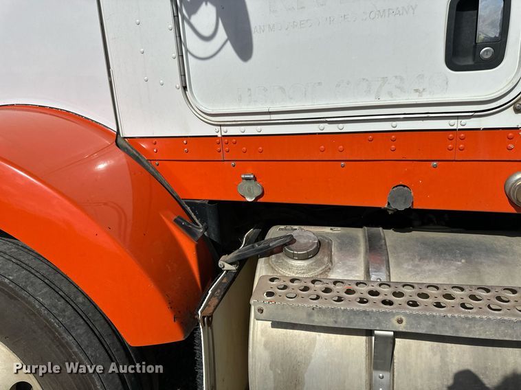 image for item DN0750 2009 Kenworth  T800 semi truck