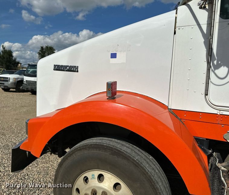 image for item DN0750 2009 Kenworth  T800 semi truck