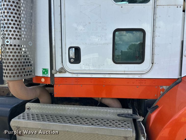 image for item DN0750 2009 Kenworth  T800 semi truck