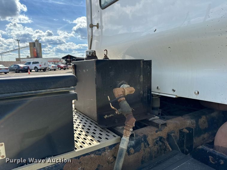 image for item DN0750 2009 Kenworth  T800 semi truck