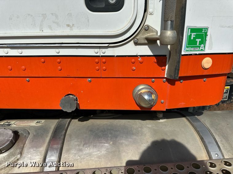 image for item DN0750 2009 Kenworth  T800 semi truck