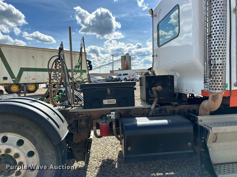 image for item DN0750 2009 Kenworth  T800 semi truck