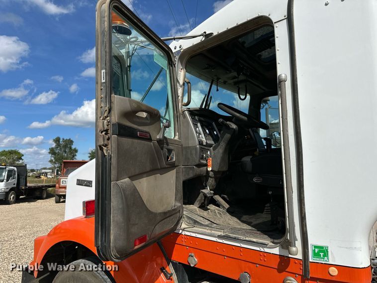 image for item DN0750 2009 Kenworth  T800 semi truck