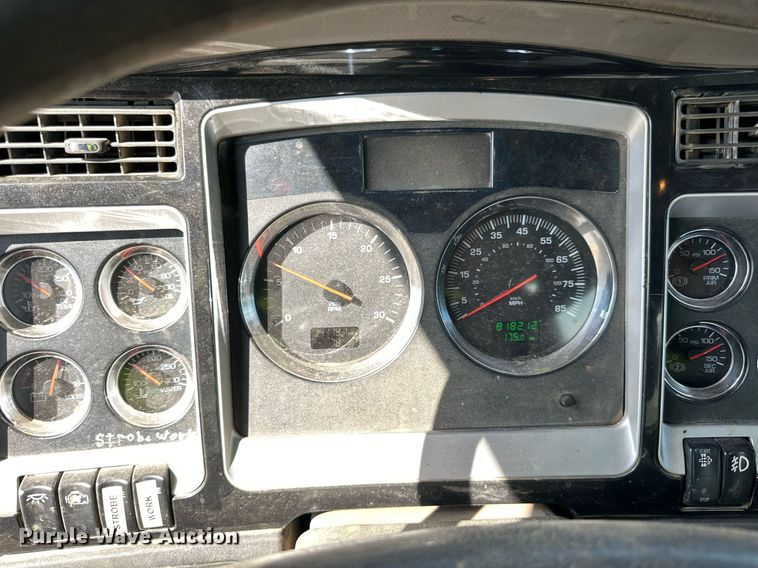 image for item DN0750 2009 Kenworth  T800 semi truck